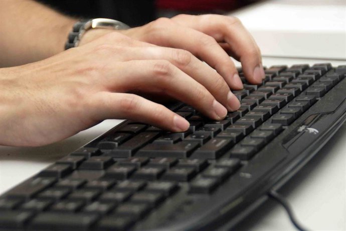 Archivo - Persona usando un teclado.