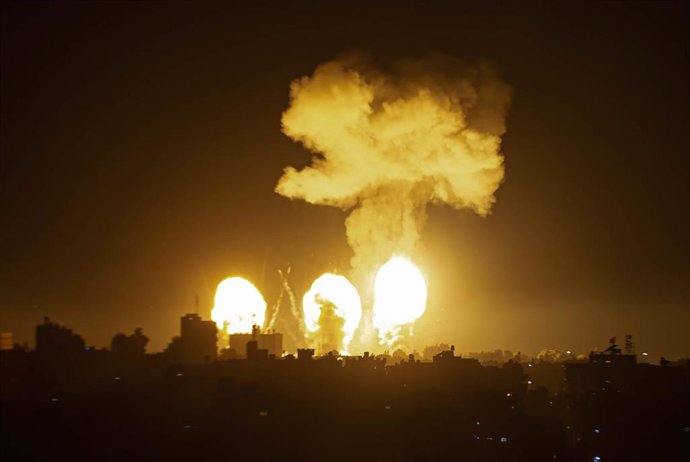 Archivo - Ataque israelí sobre la ciudad gazatí de Jan Yunis