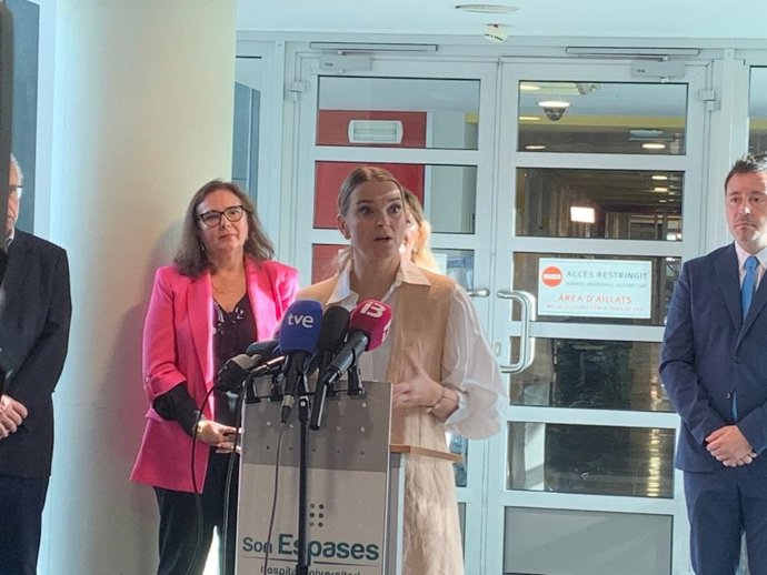 La presidenta del Govern, Marga Prohens, tras visitar el Servicio de Hematología y Hemoterapia de Son Espases