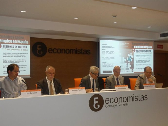 Coloquio del Consejo General de Economistas sobre el SMI. En el centro, Valentín Pich, presidente del CGE