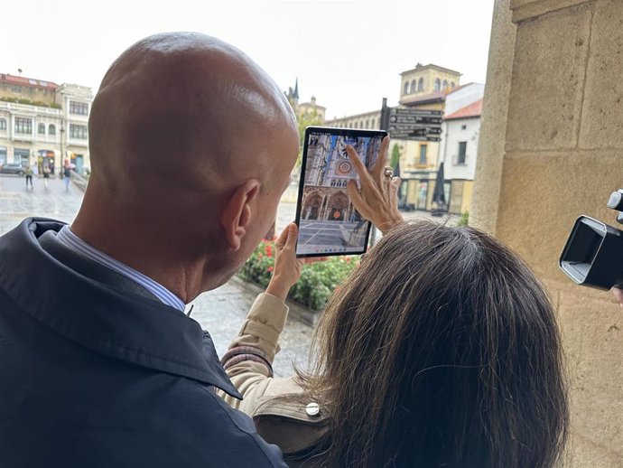 El alcalde de León prueba la nueva aplicación de realidad virtual para hacer turismo por la ciudad