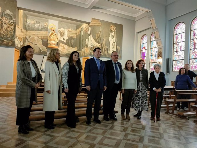 El presidente de la Junta de CyL, Alfonso Fernández Mañueco (centro), junto al resto de autoridades en la presentación del mural de Genaro de No en el Hospital de Los Montalvos de Salamanca