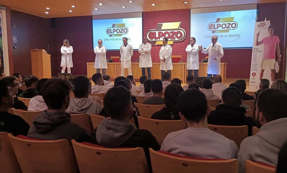 Imagen de la charla formativa que han recibido los nuevos empleados en las instalaciones de El Pozo Alimentación
