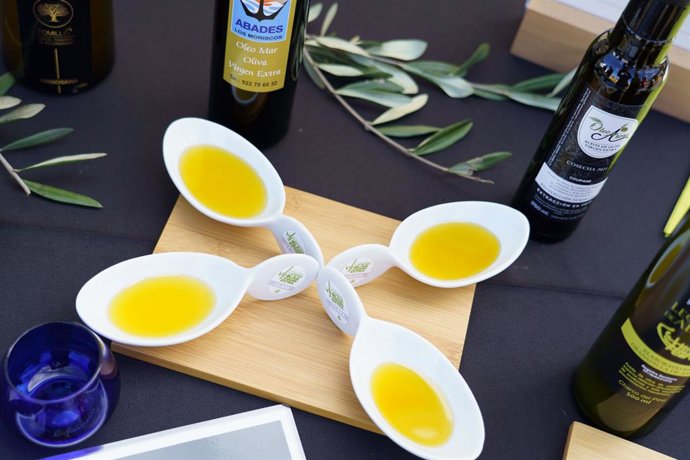 Archivo - El Cabildo de Tenerife, a través del área de Sector Primario, ha convocado el noveno concurso de aceites de oliva virgen extra, en el que pueden participar los productores tinerfeños.