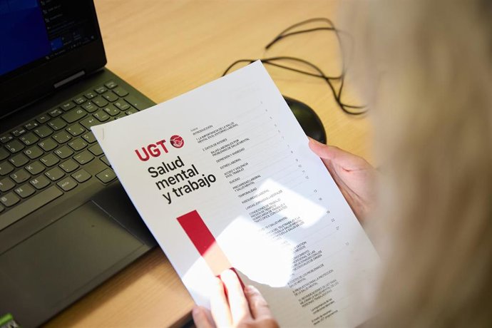 Un documento sobre el informe de la salud mental en el trabajo, en la sede de UGT, a 10 de octubre de 2023, en Madrid (España).