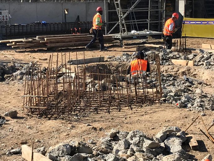 Archivo - Encofrado, corrugado, operarios, obreros