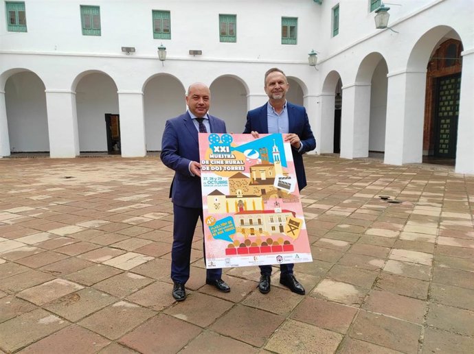 El delegado de Cultura de la Diputación de Córdoba, Gabriel Duque (izda.), y el alcalde de Dos Torres, Manuel Torres, en la presentación de la XXI Muesta de Cine Rural de Dos Torres.