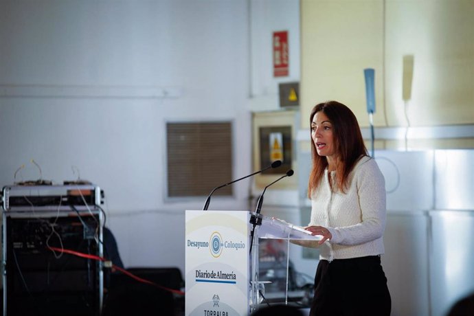 La presidenta de la Autoridad Portuaria de Almería, Rosario Soto, participa en el desayuno informativo, 'Crecimiento sostenible en los Puertos de Almería y Carboneras'.  