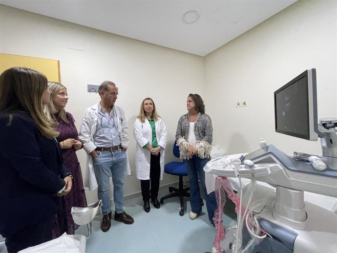 García (1d), en el área de Pediatría del Hospital San Agustín.