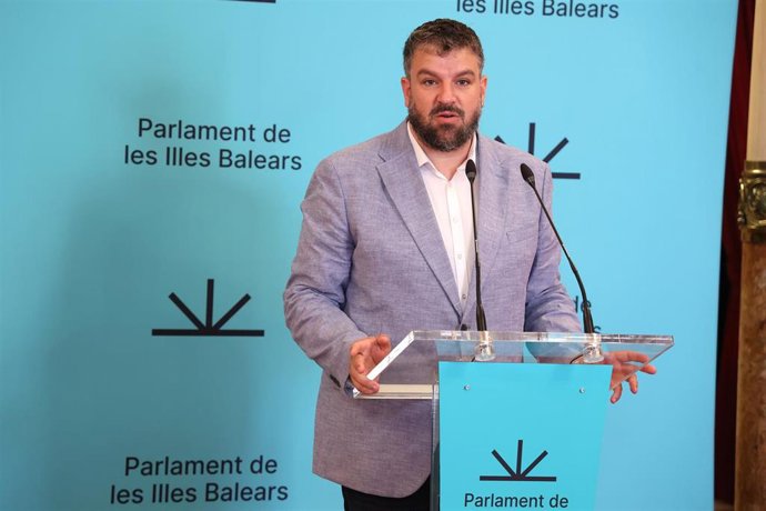 Archivo - El portavoz de MÉS per Mallorca en el Parlament, Lluís Apesteguia, durante una rueda de prensa. Archivo.