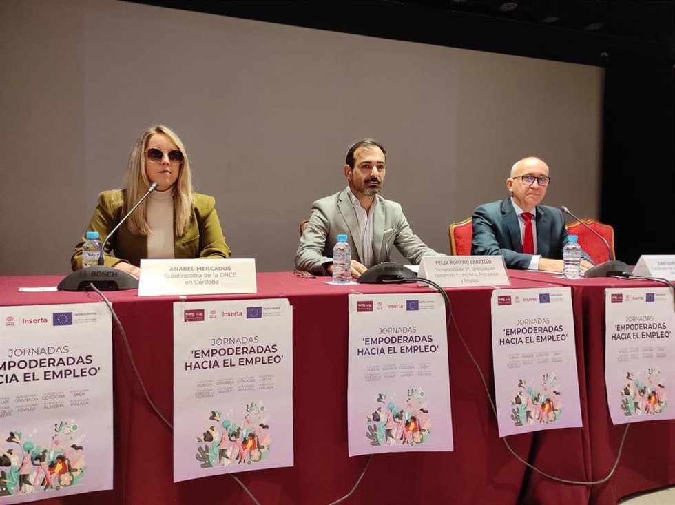 El vicepresidente tercero de la Diputación de Córdoba y delegado de Desarrollo Económico, Promoción y Empleo, Félix Romero (centro), en la inauguración de la jornada.