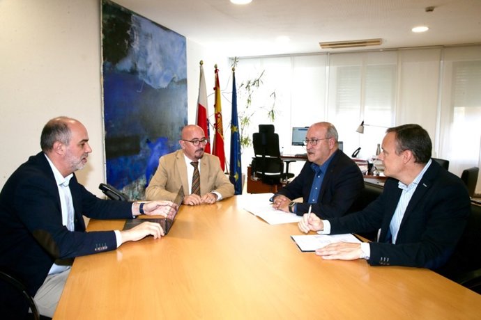 El consejero de Salud, César Pascual, recibe a los representantes del clúster Tera