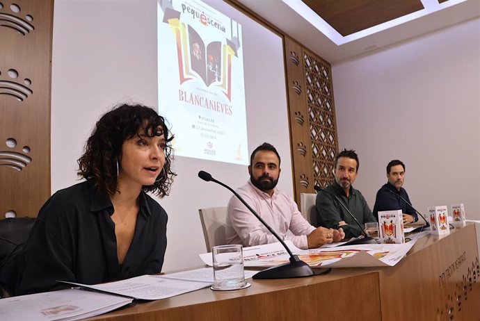La coordinadora de ‘Pequescena’, Pepa Gracia, interviene en la presentación de este programa en la Diputación de Badajoz.