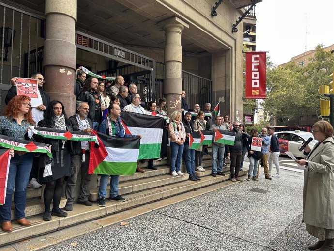 La concentración ha tenido lugar en la puerta principal de la sede de CCOO en Zaragoza