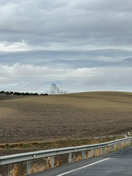 Una de las torres de electricidad caída por los efectos del temporal Bernard
