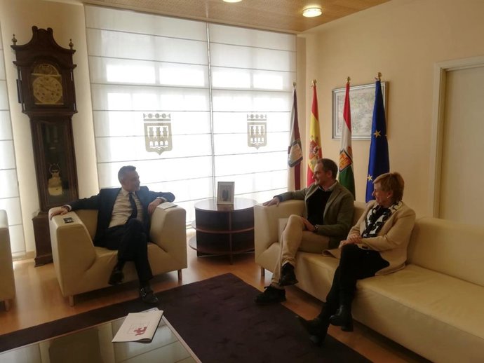 Reunión del alcalde de Logroño y la presidenta del pleno con el portavoz del PP para los Pactos con Ñ