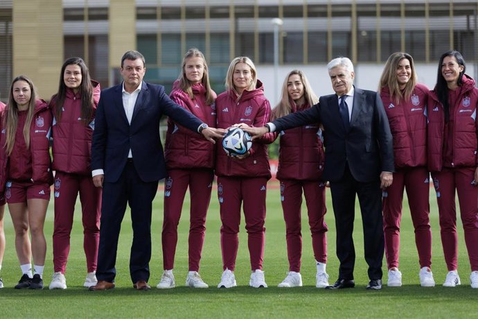 Los presidente del CSD, Víctor Francos, y de la RFEF, Pedro Rocha, han firmado este lunes con las internacionales en Las Rozas el acuerdo para la creación de la Comisión Mixta acordado en la reunión de Oliva (Valencia).