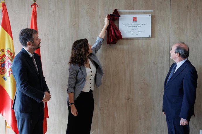 La presidenta de la Comunidad, Isabel Díaz Ayuso, y el presidente del Tribunal Superior de Justicia de Madrid (TSJM), Celso Rodríguez, junto al consejero de Presidencia, Justicia y Administración Local, Miguel Ángel García