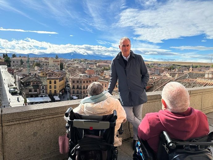 Mazarías junto a María José del Río y Juan Carlos Horcajo en el arco del mirador del Postigo, accesible tras eliminar el escalón de acceso.