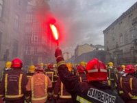 Destrozos y un herido en la concentración de los bomberos comarcales de Galicia ante la Diputación de Ourense