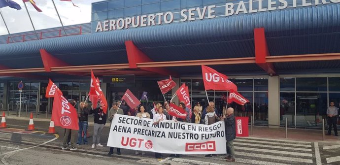 Concentración del personal de Iberia en el 'Seve Ballesteros-Santander'.