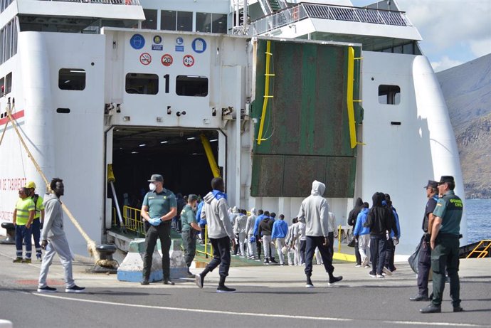 Archivo - Migrantes entran al navío 'El volcán de Taburiente', en el muelle de la Restinga, a 11 de septiembre de 2023, en El Hierro, Canarias (España). 