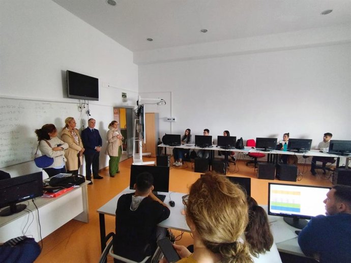 El delegado territorial de Empleo, Empresa y Trabajo Autónomo en Sevilla, Antonio Augustín Vázquez, acompañado por la alcaldesa de Bormujos, Lola Romero, visitando los proyectos subvencionados íntegramente por la Junta.