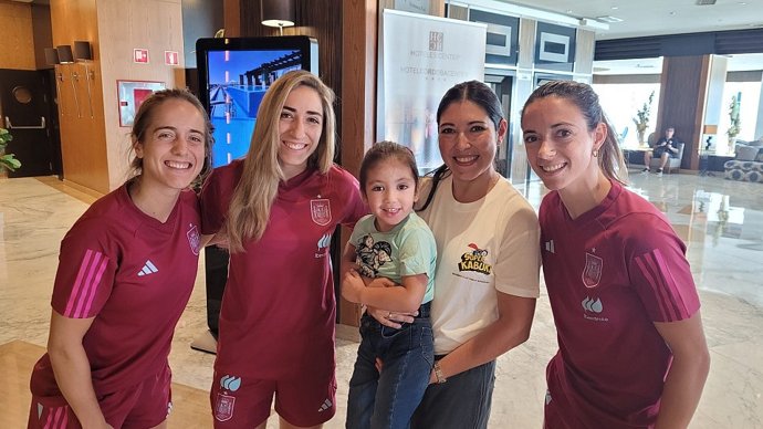 Las jugadoras de la selección española de fútbol Maite Oroz, Olga Carmona y Aitana Bonmatí han apoyado a Emi en el Día Internacional contra el síndrome de Kabuki, una enfermedad rara que padece la joven.