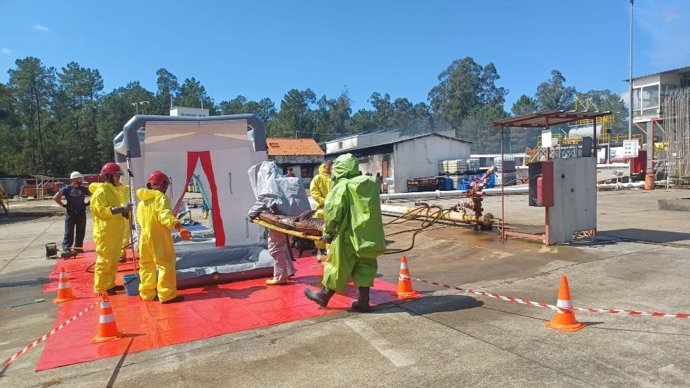 Bomberos de Mallorca realizando prácticas del 'Curso de seguridad, salvamento en espacios confinados y riesgo químico en el entorno portuario'.