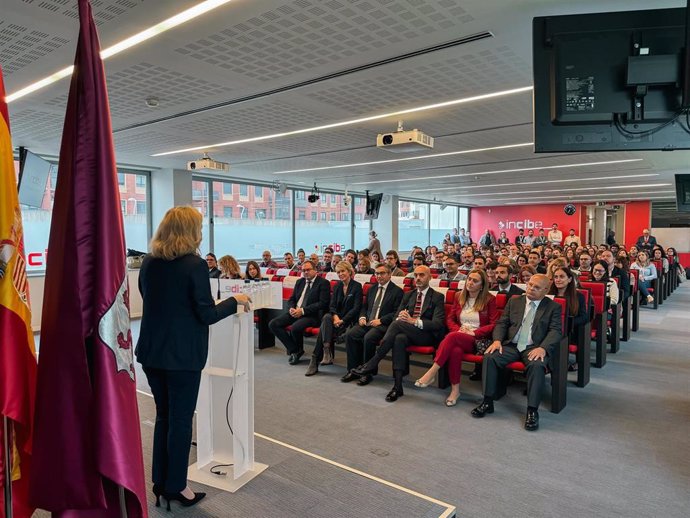 Archivo - La vicepresidenta primera y ministra de Asuntos Económicos y Transformación Digital durante la visita a las instalaciones del Incibe en León, el lunes 23 de octubre de 2023, en León (España).