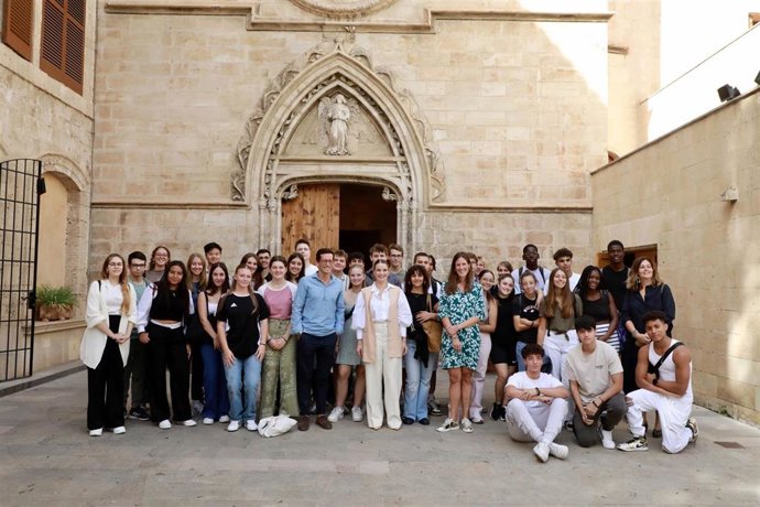 Prohens recibe a participantes en Erasmus+ y destaca su contribución a derribar puentes y fronteras.