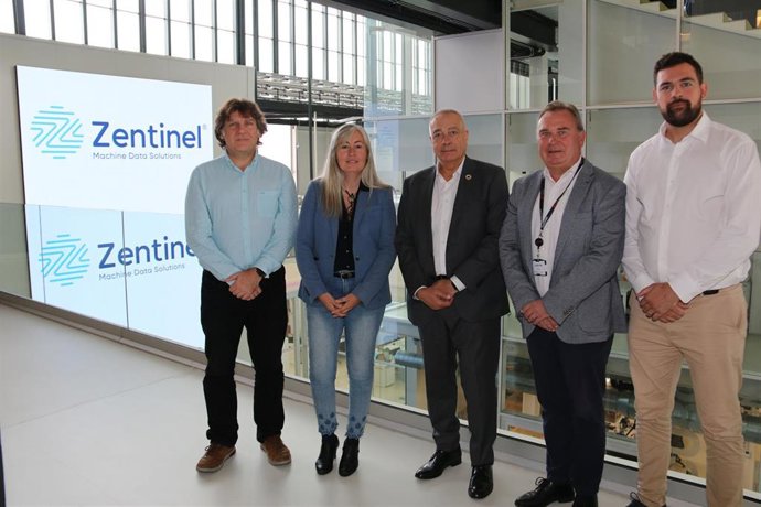 Representante sde Zentinel MDS junto al delegado especial del Estado en el CZFB, Pere Navarro.