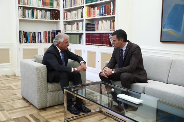 El presidente del Gobierno, Pedro Sánchez, con el presidente de la Federación de Comunidades Judías de España, Isaac Benzaquén.