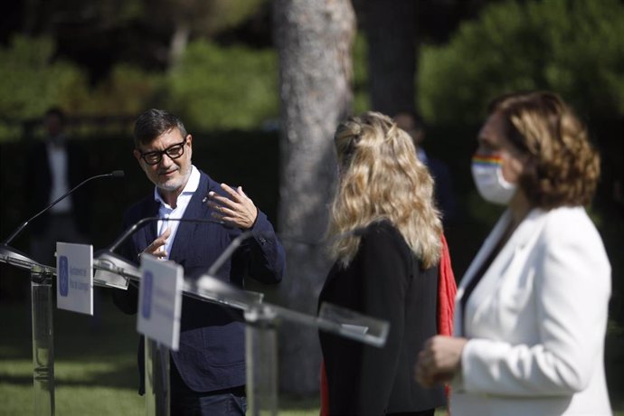 Archivo - El alcalde de El Prat, Lluís Mijoler, interviene, durante su visita al espacio protegido de la Ricarda, en El Prat de Llobregat, a 9 de septiembre de 2021, en Barcelona, Cataluña (España). Foto de archivo