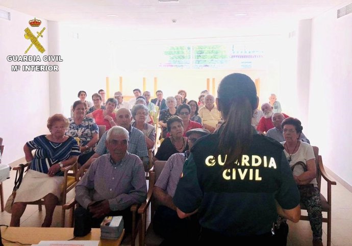 Imagen de una de las charlas de la Guardia Civil a colectivos de mayores en Huelva.