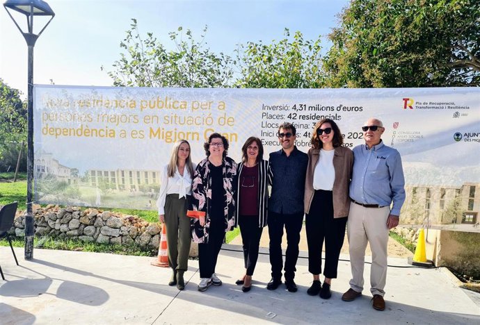 De izquierda a derecha, la consellera insular de Bienestar Social, Carmen Reynés, la consellera de Familias y Asuntos Sociales, Catalina Cirer, la alcaldesa de Es Migjorn Gran, Antnia Camps, y los arquitectos, Joan Gener, Aina Coll y Guillem Coll.