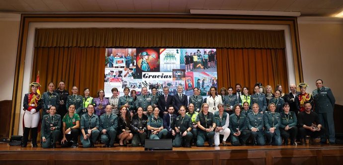 Foto de familia durante el acto central por el 35 aniversario de la incorporación de la mujer a la Guardia Civil, en el Salón Tomás Alvira, bajo la presidencia del ministro del Interior, Fernando Grande-Marlaska