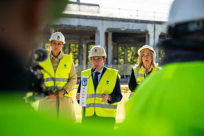 El alcalde de Madrid, José Luis Martínez-Almeida interviene junto a la delegada de Obras y Equipamientos, Paloma García (d), y la concejala de Arganzuela, Lola Navarro (i), durante su visita al antiguo mercado de Frutas y Verduras de Legazpi