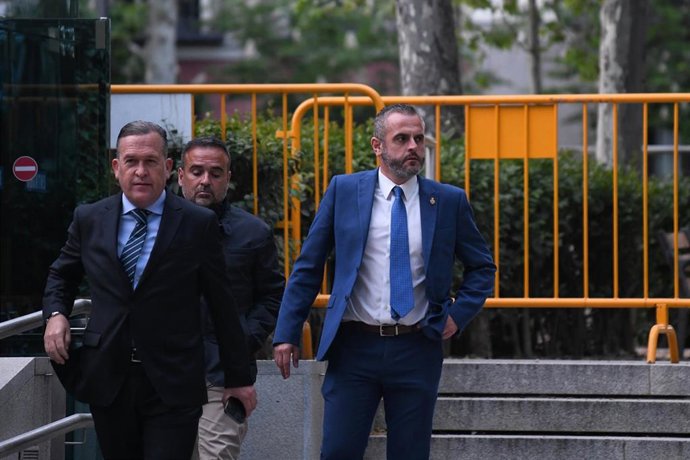 Archivo - El teniente coronel de la Guardia Civil, David Oliva (d), a su salida de la Audiencia Nacional, a 12 de abril de 2023, en Madrid (España). La Audiencia Nacional ha imputado al teniente coronel de la Guardia Civil David Oliva, ex jefe Antidroga