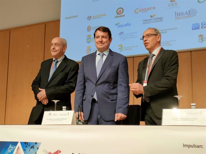 El presidente de la Junta de Castilla y León, Alfonso Fernández Mañueco (c), junto al presidente de Gruposa, Pedro Díaz (i), y el director de La Gaceta de Salamanca, Julián Ballestero (d), en Salamanca