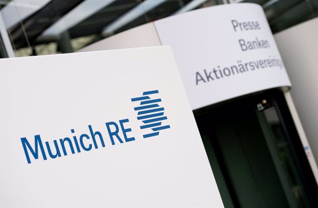Archivo - FILED - 30 April 2014, Bavaria, Munich: The logo of the German re-insurance company Munich Re is seen during the general meeting at the International Congress Center Muenchen (ICM) in Munich. Photo: Sven Hoppe/dpa