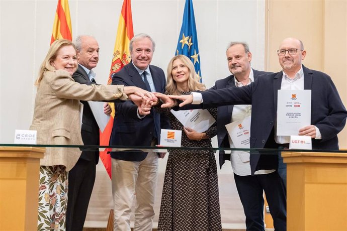 El presidente del Gobierno de Aragón, Jorge Azcón, y la vicepresidenta segunda, Mar Vaquero, junto a los representantes de los agentes sociales: María Jesús Lorente (Cepyme), Miguel Marzo (CEOE), José Juan Arceiz (UGT) y Manuel Pina (CCOO).