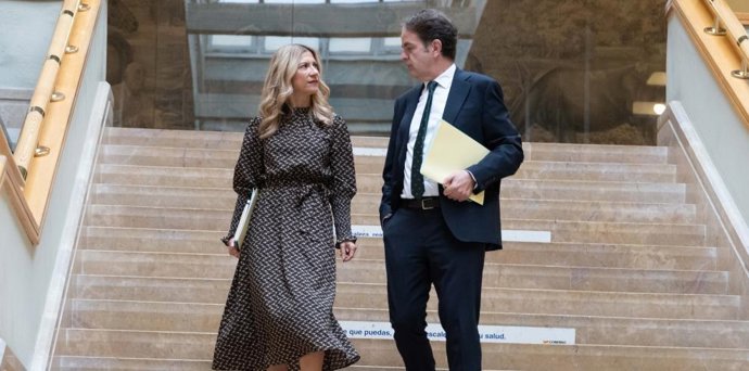 El consejero de Hacienda y Administración Pública, Roberto Bermúdez de Castro, y la vicepresidenta segunda del Gobierno de Aragón, Mar Vaquero, tras el Consejo de Gobierno.