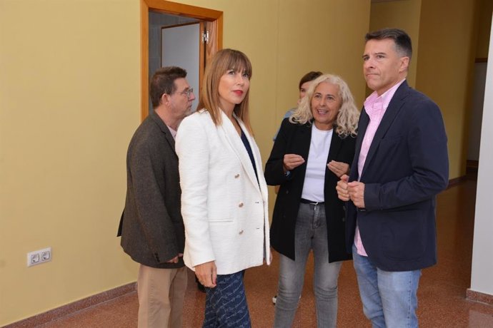 La delegada territorial de Inclusión Social, Juventud, Familias e Igualdad, Ruth Sarabia, junto al alcalde de Torrox, Óscar Medina, y la concejala de Bienestar Social de ese municipio, Ana Pérez.
