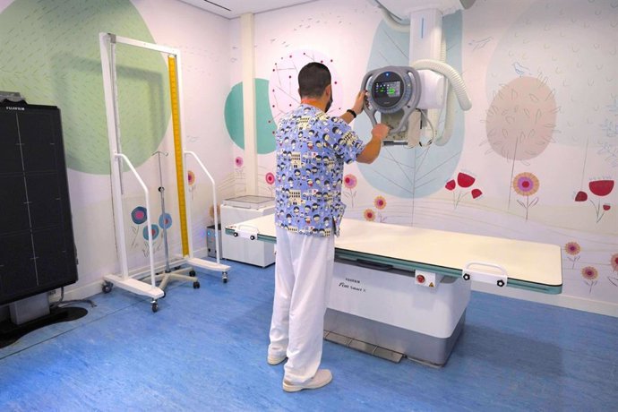 Archivo -  Dos equipos digitales en el Hospital Infantil Universitario Niño Jesús de Madrid