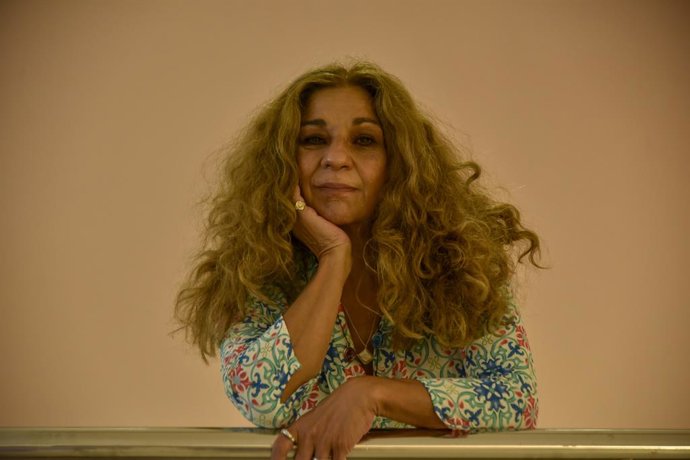 Archivo - La artista Lolita Flores, posa después de una entrevista por la obra 'Llévame hasta el cielo', a 7 de junio de 2021, en el Teatro Apolo de Barcelona, Cataluña (España). La comedia refleja una historia en la que dos personajes se encuentran for
