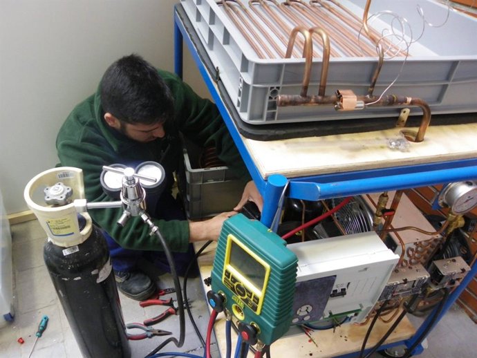 Un estudiante de Refrigeración.