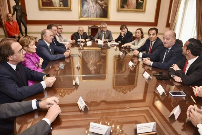 El consejero de Justicia, Administración Local y Función Pública, José Antonio Nieto, mantiene una reunión con la Junta Directiva del Consejo Andaluz de Colegios de Abogados (Cadeca), presidida por Federico Fernández.