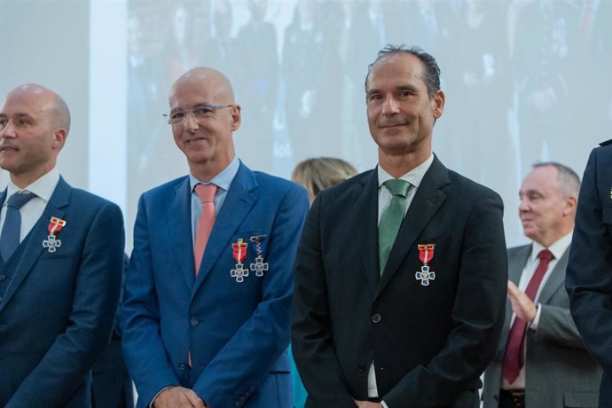 Dos médicos de Quirónsalud Málaga, los doctores César Ramírez y Luis Ayala, reciben la Medalla de Oro de la Cruz Azul de Emergencias
