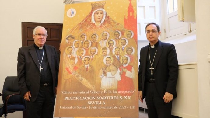 El arzobispo de Sevilla, José Ángel Saiz Meneses, a la izquierda, en la presentación del cartel de la beatificación de 20 mártires sevillanos.